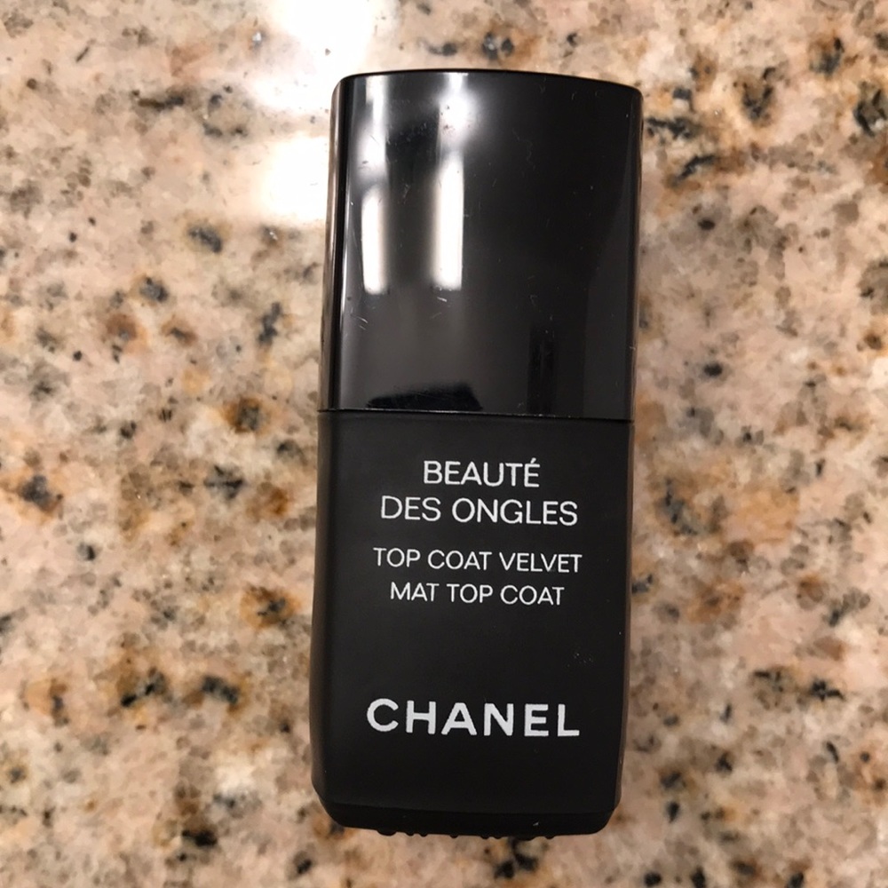 Chanel nail polish top coat mat velvet!